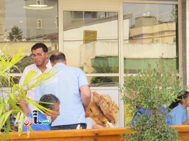 فيديو - كفرقاسم : المئات من اهالي كفرقاسم يشاركون في افتتاح مطعم ومأكولات ابو محفوظ 